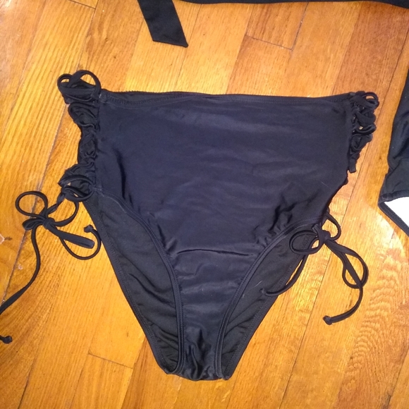 Bikini - Picture 3 of 3